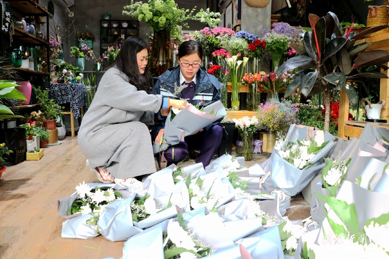 清明節(jié)市民購(gòu)買鮮花祭奠親人