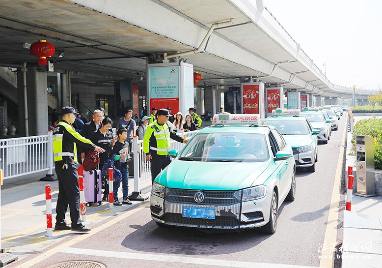 縣交通運輸綜合行政執(zhí)法大隊開展出租車市場經(jīng)營秩序?qū)ｍ椪涡袆?/><div></div></div><div   id="jucdbkj"   class=