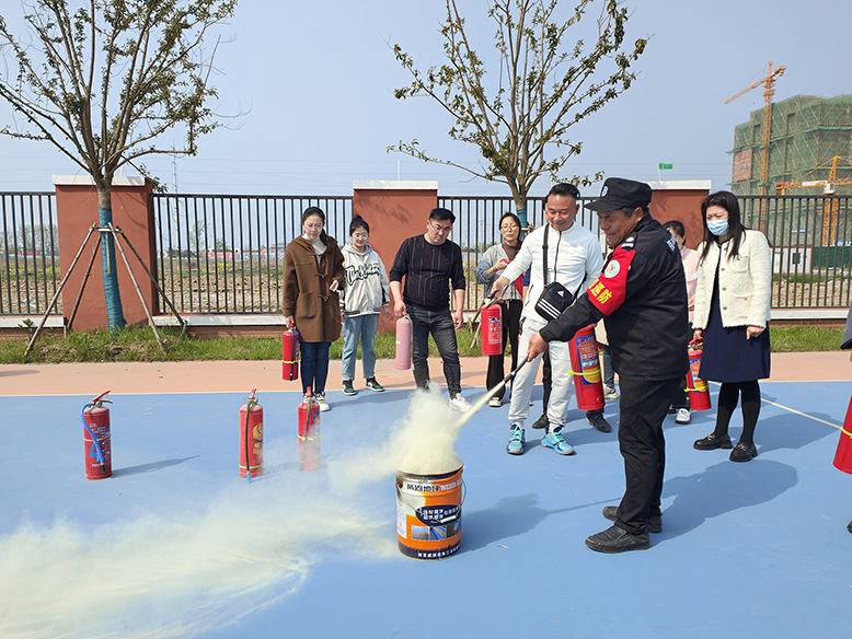 縣實驗小學育才路校區(qū)開展教職工滅火器使用實操演練活動