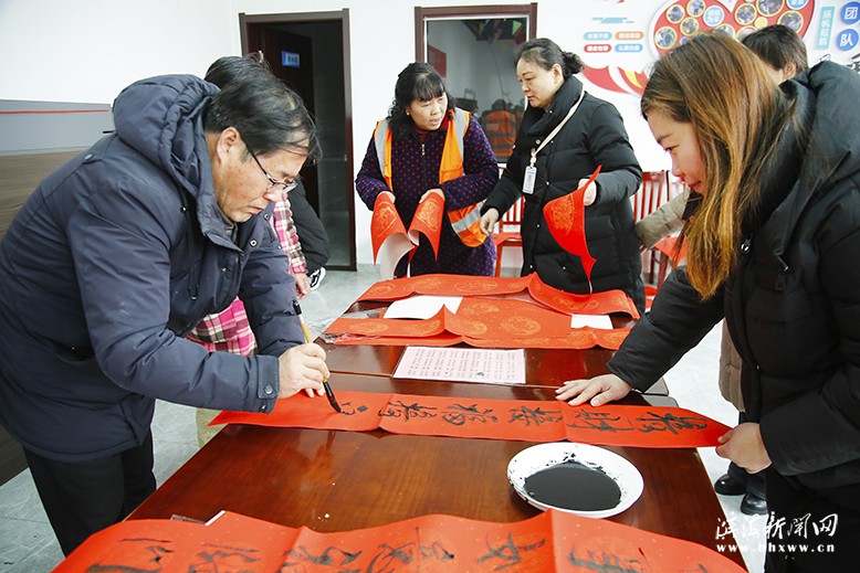 “翰墨飄香迎新春，書寫春聯(lián)送祝?！睍ɑ菝窕顒?dòng)